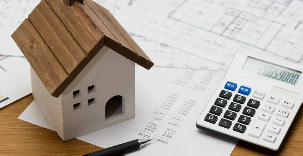 Entrepreneur en toiture montrant un devis détaillé à un propriétaire de maison au Québec lors d'une inspection sur chantier